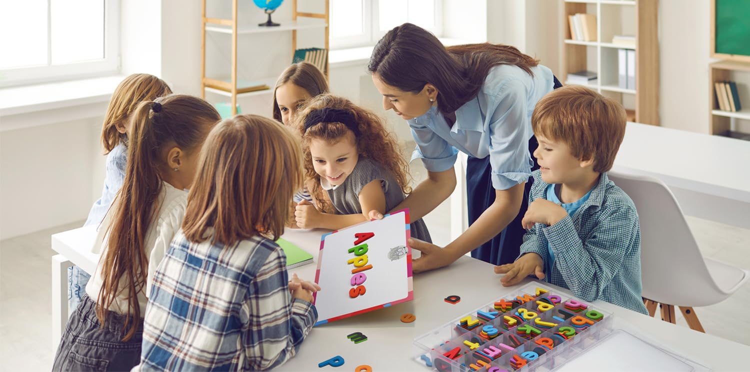Children and a teacher around a round table with Gamenote magnetic letters